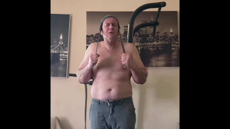 Alex Art: Silný muž masturbuje po tréninku