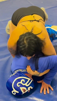 Cara arrogante é e carregado por gata musculosa gostosa