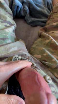 Gay Soldier Stuff: Jockstrap와 Ocp 바지에 좋은 짐을 쏘는 육군 군인