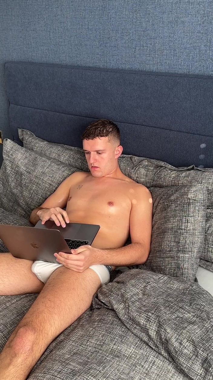 Jak White: Kåta twinks runkar medan du arbetar hemifrån - Jak White