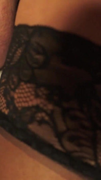 Büyük takma yaraklı seksi latin sahibe erkek köleyi sikiyor
