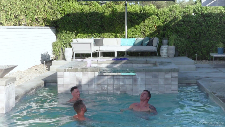 Falcon Studios: 3 bărbați se încântă și se încântă lângă piscină - FalconStudios