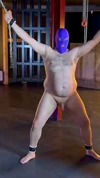 A piedi nudi e stivali ballbusting