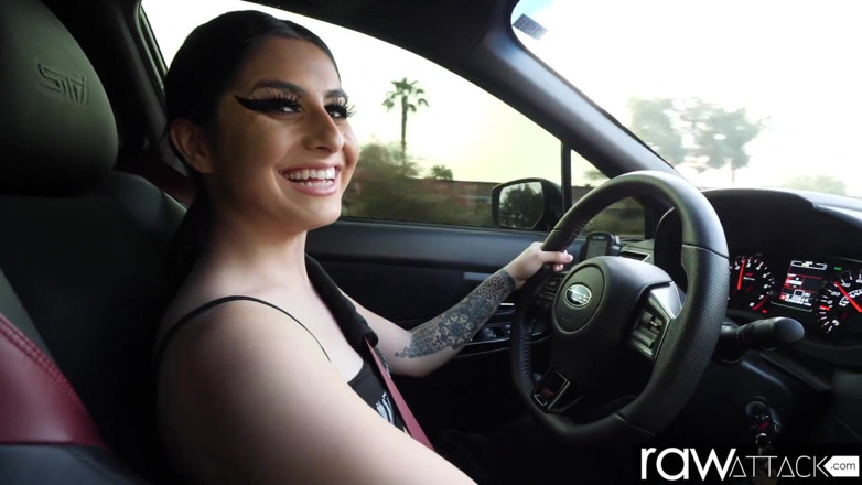 Spizoo: Auto neukinterview met tengere Kaitlyn Katsaros