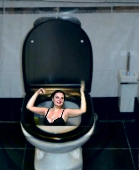 Sexy Milf: Kate spült sich zur toilette, während sie tanzt, teil für...