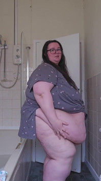 Ssbbw banyoda soyunuyor şişman vücut keşfi