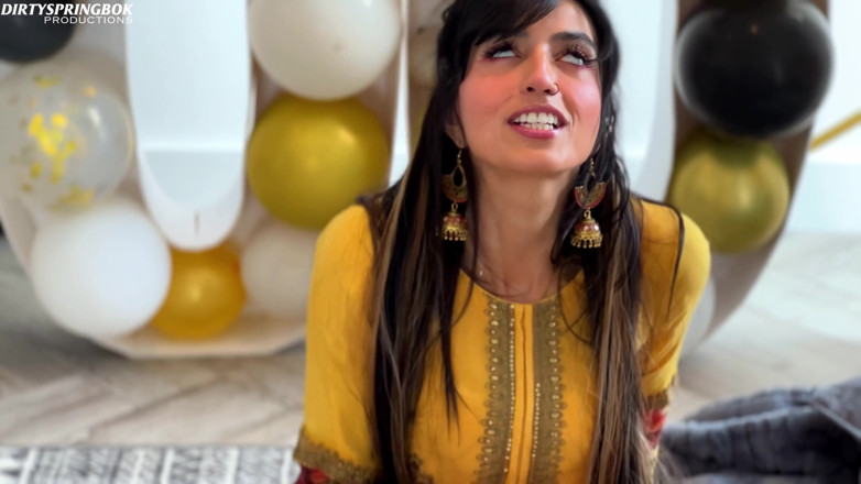 Aaliyah Yasin: Aaliyah Yasin Gets Horny Whilst Waiting for Her Guests