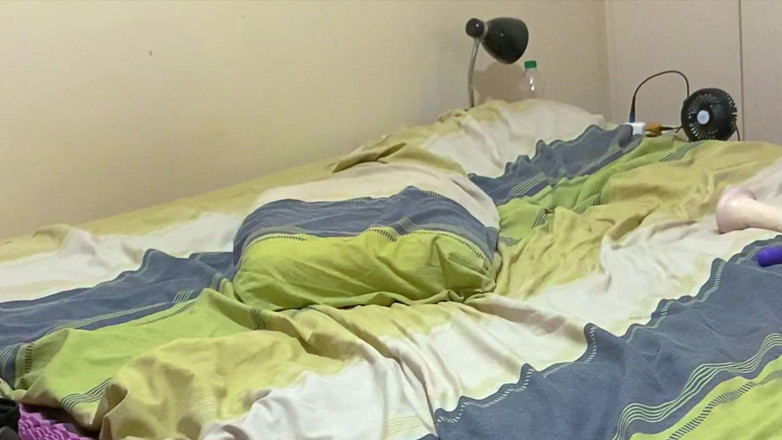 Frequentmasturbation: Pepek basah menelan palam punggung yang diminyak semasa di rumah...