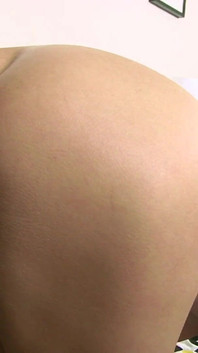 Маленькі цицьки Єва Джонсон і Дру Гермес жорстко трахаються на ліжку