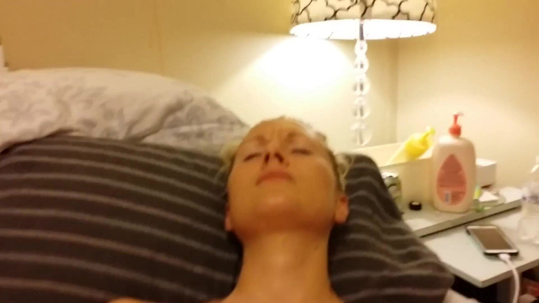 American Blonde Wife: Nevinná mormonská amatérská manželka si prstí zadek a dostane creampie