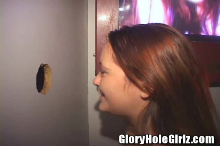 Glory Hole Girlz: Baculatá kouření děvka saje ptáka, zatímco boj vypuká v pozadí...