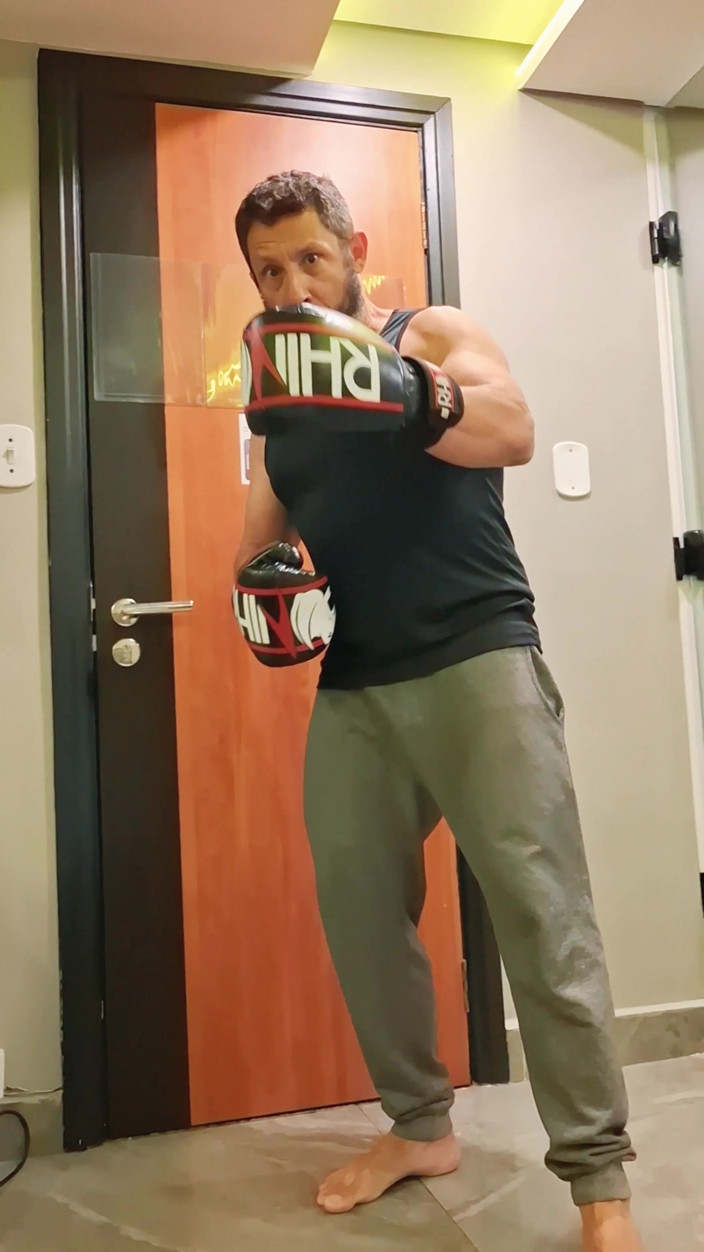 Punchbagplz: Gouine Wrestler - sesiune de antrenament de venerare a mușchilor cu...