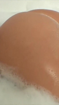 Lo prende nella vasca da bagno con una spugna