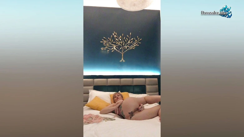 Dayana Ice: Vášnivá milfka hladí mokrou kundičku před kamerou