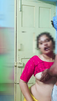 La cameriera desi fa cose cattive durante la pulizia 4K sesso completo