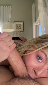 Une jolie blonde se fait baiser par Jmac