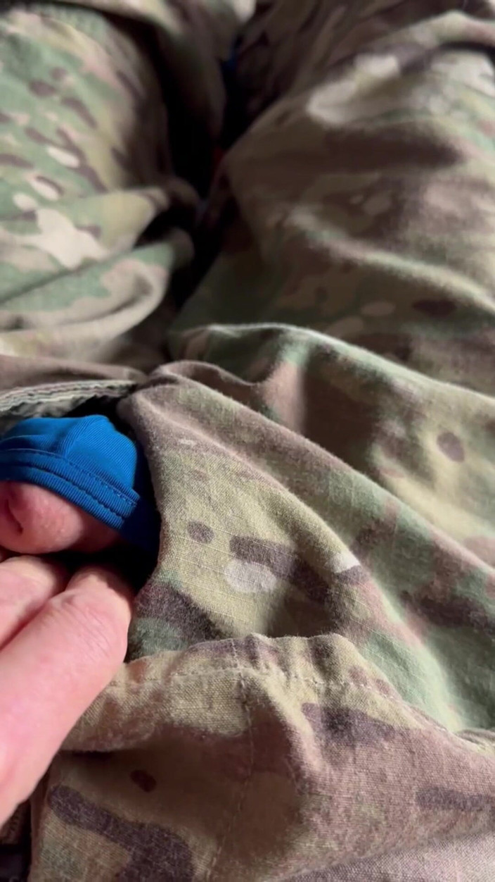 Gay Soldier Stuff: Soldado masturbándose usando el calé de su sari azul boxer