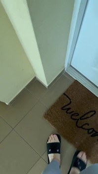 Punto di vista: il suono delle infradito quando cammina nei leggings grigi
