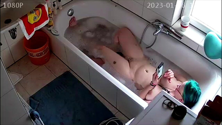 KittieNoOne: Znovu přistižen při sextingu ve vaně