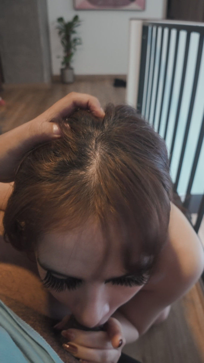 Lola Petite: อมควยและน้ําแตกใส่หน้าอย่างลับๆ ขณะที่เพื่อนฉันถ่าย vlog