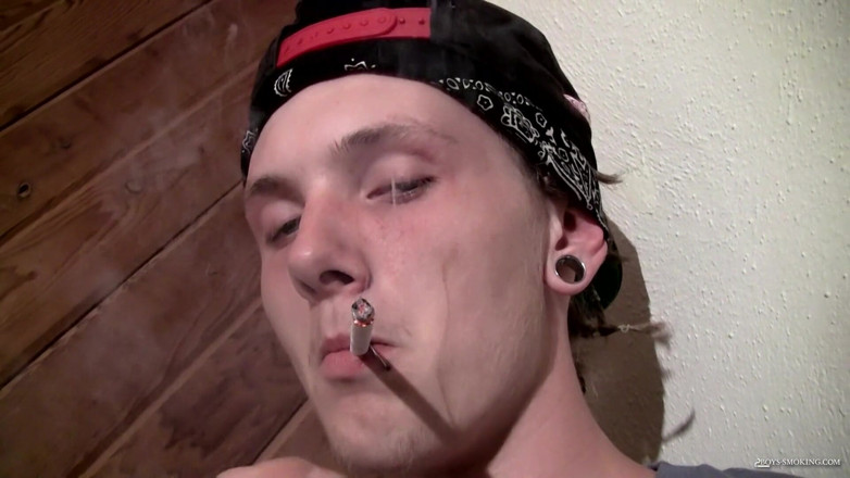 Boys Smoking: Kyd Cash fuma e accarezza