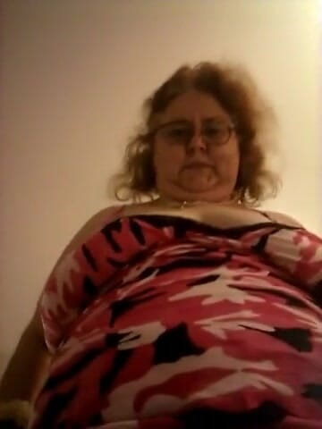BBW nurse Vicki adventures with friends: Krankenschwester Vicki neckt ihre fans in strümpfen