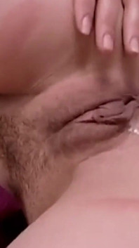 Jag stänker min heta sperma i ansiktet på en kuk hungrig blondin med små bröst och tätt rakad fitta