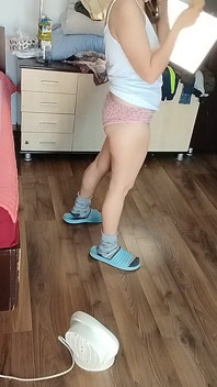 Brunette seksi bersenang-senang mencoba pakaian. Ibu seksi menari telanjang di sekitar rumah.