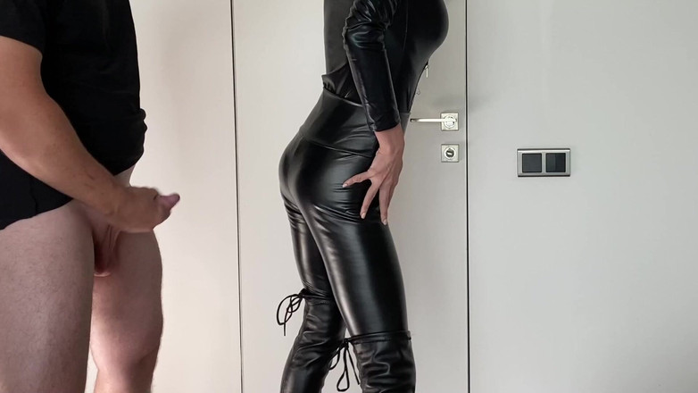 Mistress Mary: 操我的皮裤并为我射精