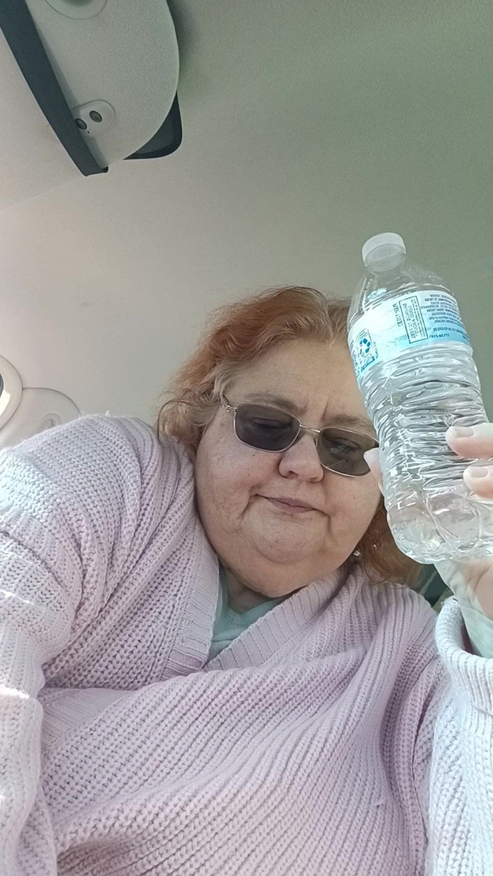 BBW nurse Vicki adventures with friends: Velká kráska kouří v růžovém svetru v autě a mluví...