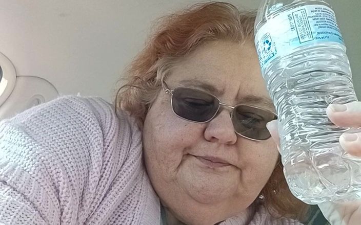 BBW nurse Vicki adventures with friends: BBW pali w różowym swetrze w samochodzie rozmawiając ze swoimi...