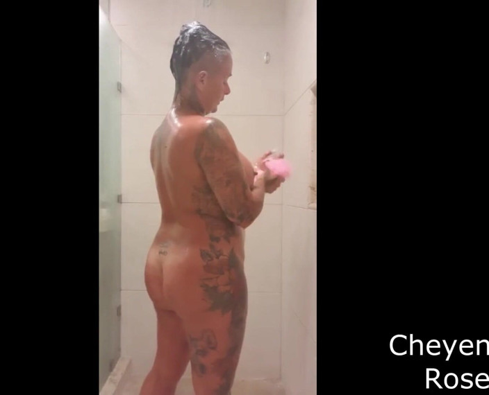 Cheyenne Rose 80: Bersenang-senang solo di kamar mandi