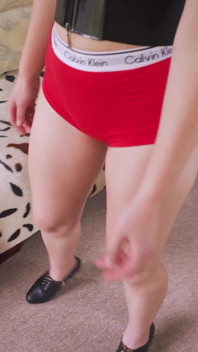 Fetiș cu picioare lungi cu tocuri înalte și Calvin Kleins