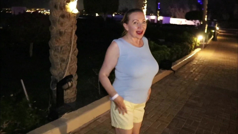 MariaOld: Cougar maturo flirta con uno sconosciuto nel parco e lo...