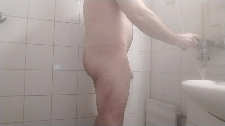 Uhri: ぽっちゃりゲイのシェービングペニスと睾丸