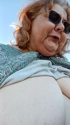 BBW nurse Vicki adventures with friends: Beachy Smoke Break! Udělal jsem se na procházku po větrné...