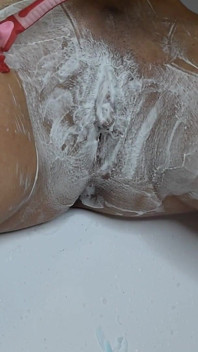 Oholím si chlupatou úzkou kundičku zastřihovačem a holicí strojkem s holicí pěnou! Záběr zblízka
