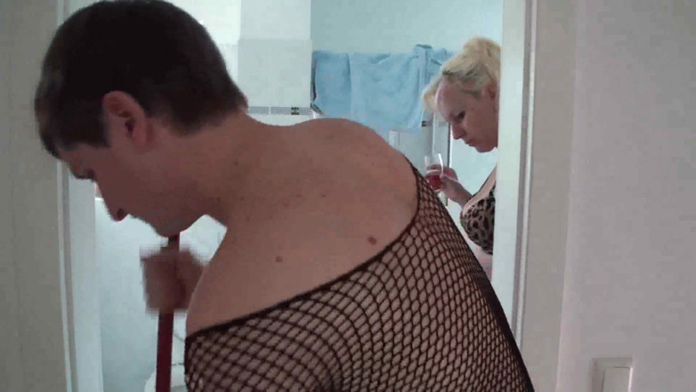 Femdom Austria: Lady jessica dibersihkan di kamar mandinya