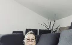 Mia Hase e sua auto-foda para Todos os Stefans do Nosso Mundo. Eu adoro...