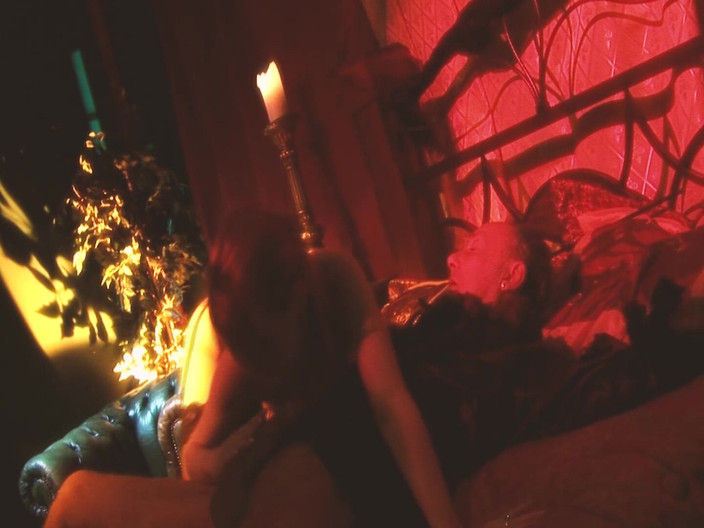 SEXUAL SIN: Chic trio scena-3_elegant bionda tettona in lingerie scopa con un...