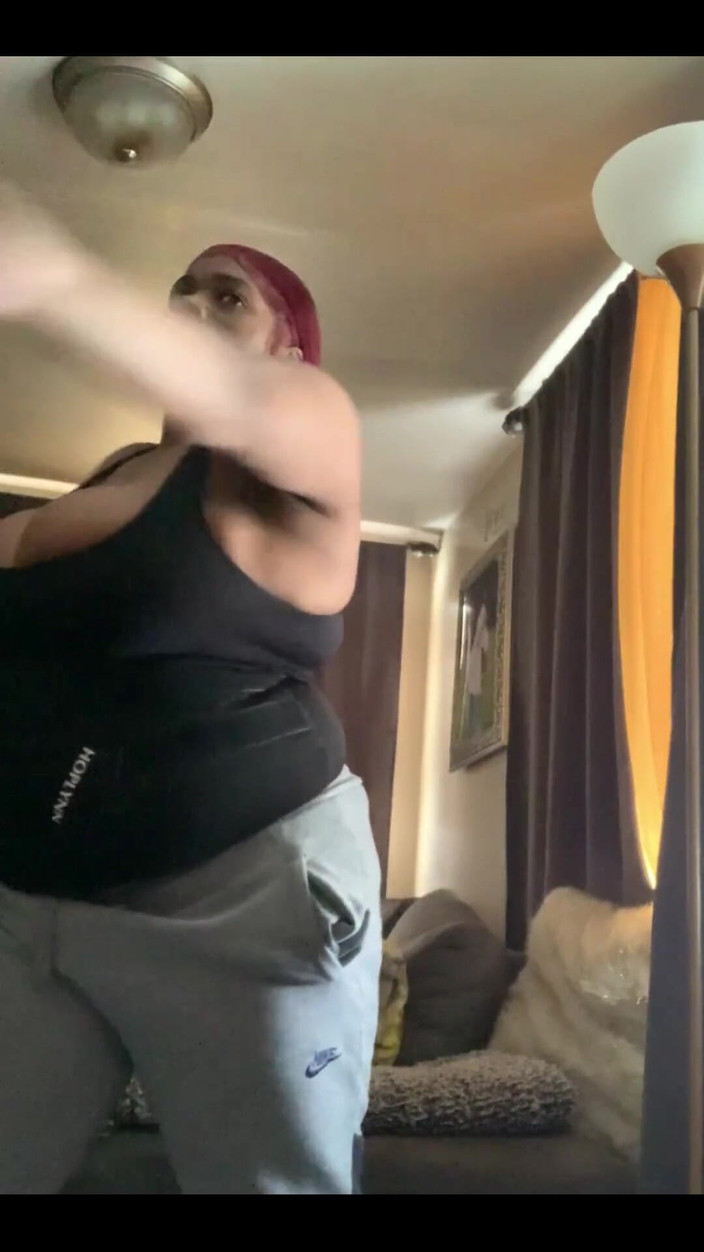 Yanise Lamore: 私はこれらのおっぱいのために私が望むように運動することができませんでした