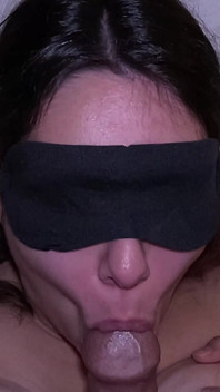 Casero con los ojos vendados amateur corrida y tragada
