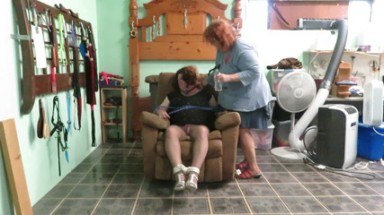 BBW nurse Vicki adventures with friends: Amarrada e sentada em Damsel