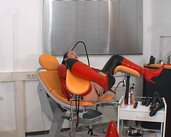 Rubber & Clinic Studio - 1ATOYS: 橡胶肛交荡妇 - 巨大的假阳具