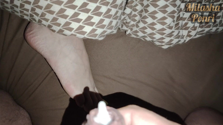 Milasha Ponri: Footjob Rahasia Dengan Kaki Saudara Tiri. Banyak Precum Dan Sperma