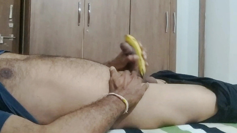 Meplayvid: Menikmati zakar saya dengan pisang di atas katil