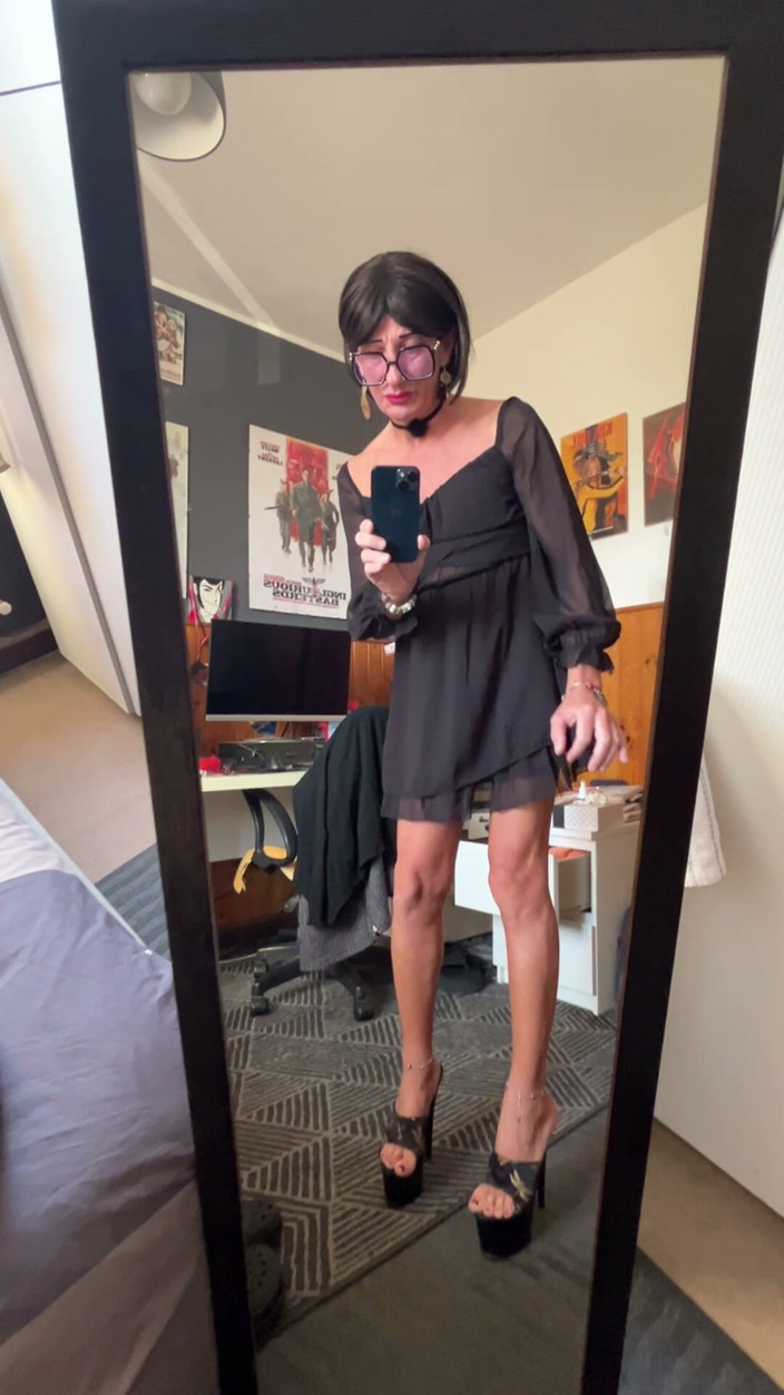 Andreina Naty: Sexy Walk in Front of the Mirror 01