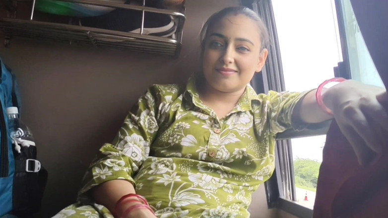 Khushboobhabi: Un bhabhi iba a algún lugar solo en el autobús,...