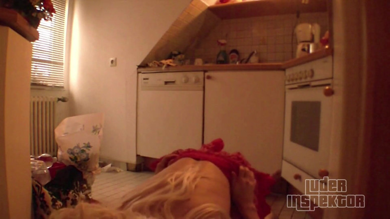 Luder-Inspektor: Il cucchiaio in mano e il cazzo nel buco