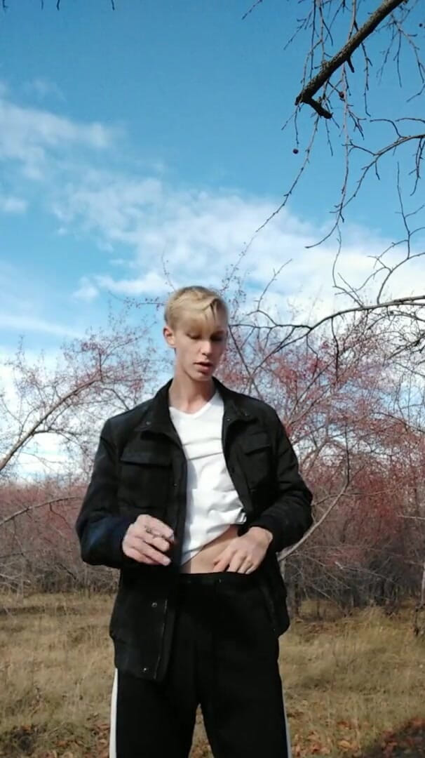 Dick Boys Studio: Chlap přistižen při honění v parku